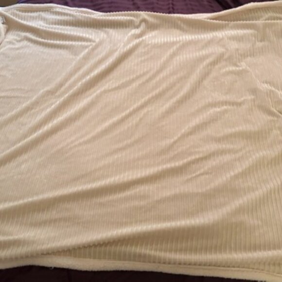 Breast cancer awareness Kanata Ivory Pink Velvet and Sherpa Ribbed Blanket - Picture 3 of 5